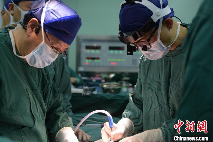 武汉专家完成异体小肠移植术 患者获生机