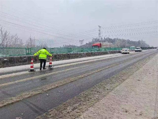 高速路边倒伏物增多 养护员紧急排险