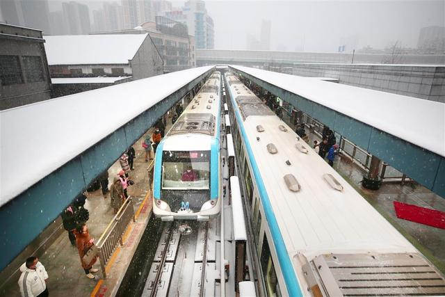 早高峰突降大雪，地铁人这样守护百万乘客出行路