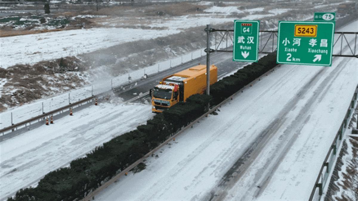 硬核除冰！京港澳高速孝昌段启用“吹雪大王”