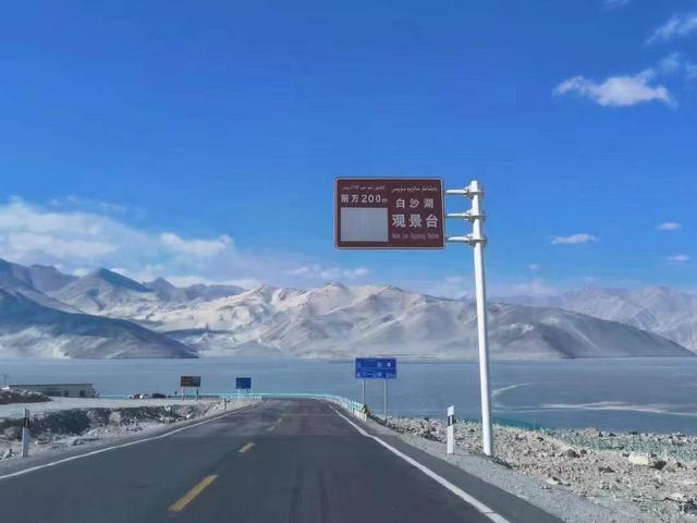 为什么网上都说经济形势不好，钱不好挣，而旅游市场却异常火爆？