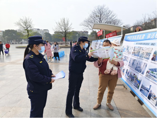 掇刀多家单位联合开展控违拆违宣传