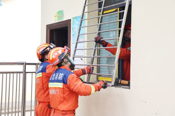 掇刀消防联合教育部门开展“除窗破网”行动