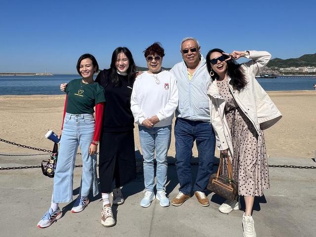 78岁的中国跳水教练周希洋，与她的马来西亚弟子们