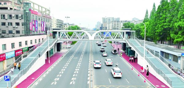 月亮湖北路人行天桥建成