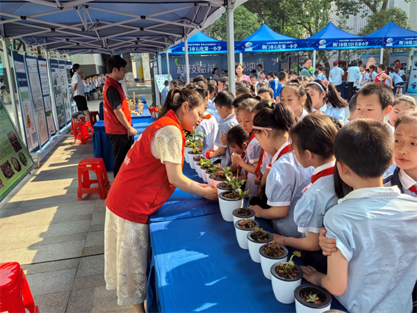 市园林科研所：探秘食虫植物，点燃科学热情