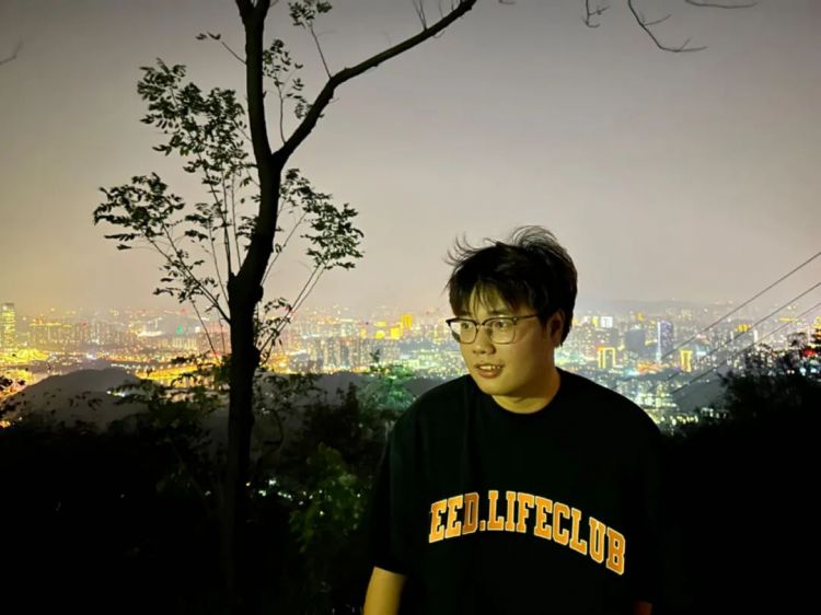 荆门职业学院的刘豪，你上热榜了