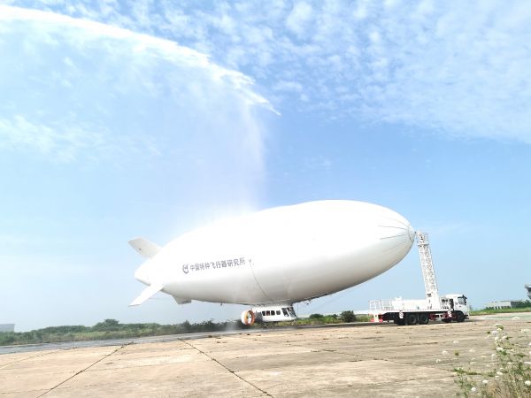 “祥云”AS700载人飞艇顺利完成户外淋雨试验