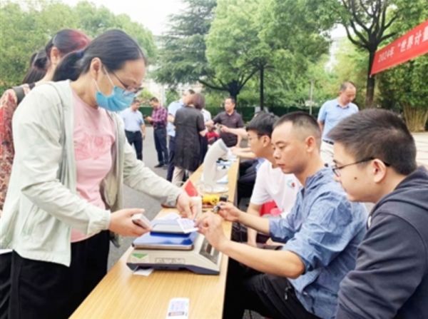 “手机变砝码”活动走进集贸市场