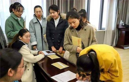 师范生迎来坏消息，中小学教师招聘门槛提升，想当老师要早做打算