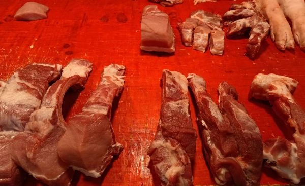 肉价持续涨 市场难觅“两元菜”(分离图)(9585496)-20240816091651