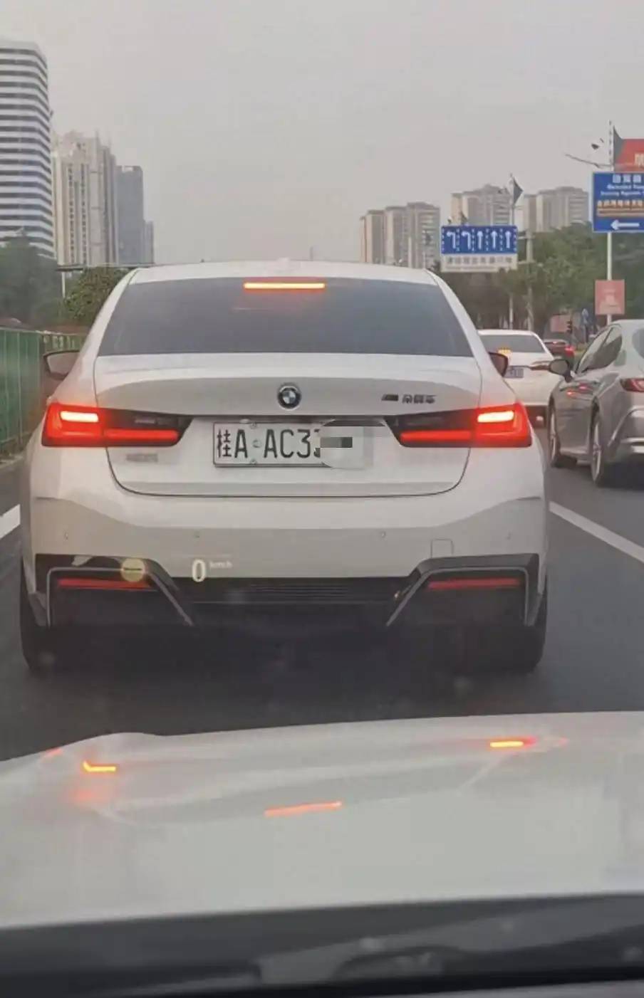 多地新能源车牌绿色变白色？有博主发布“车牌褪色”教程